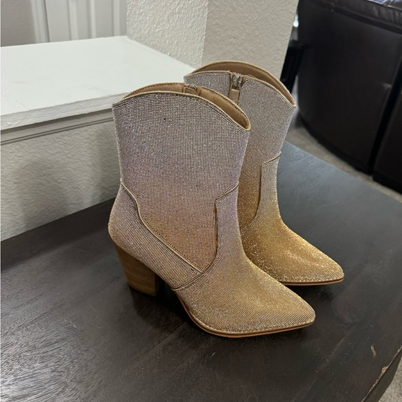 Corkys Selfie - Picture 3 of 8